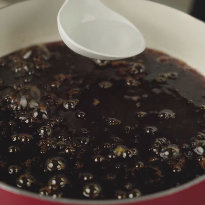 Bước 2 Cho nước dừa vào Nước màu kho cá