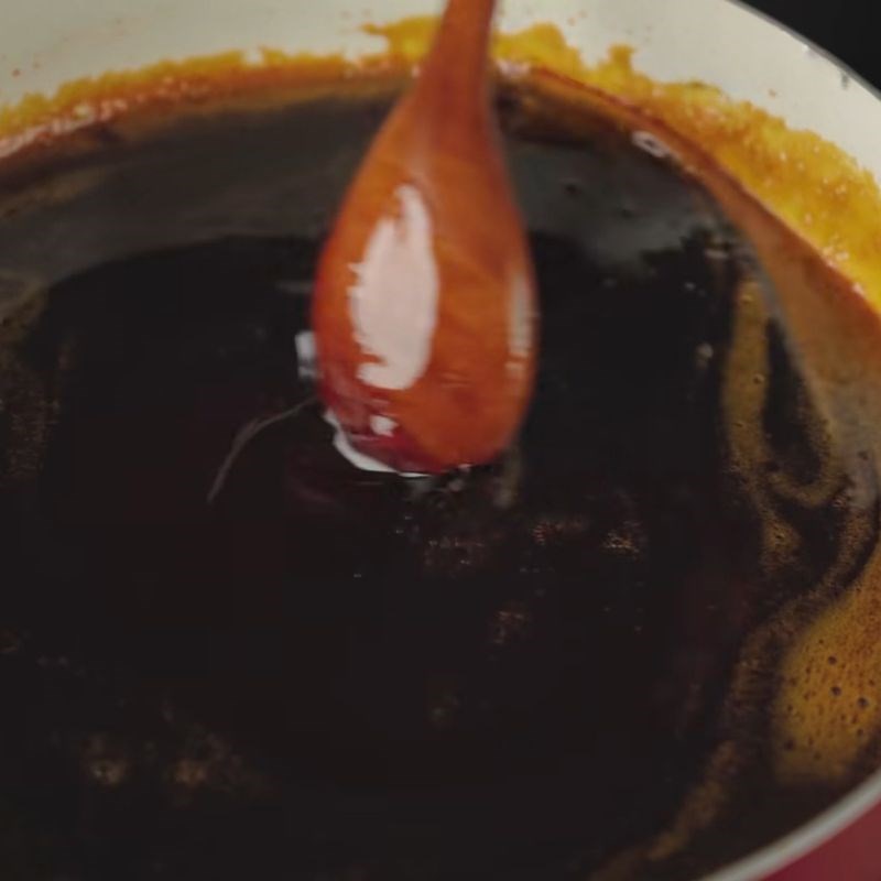 Bước 2 Cho nước dừa vào Nước màu kho cá