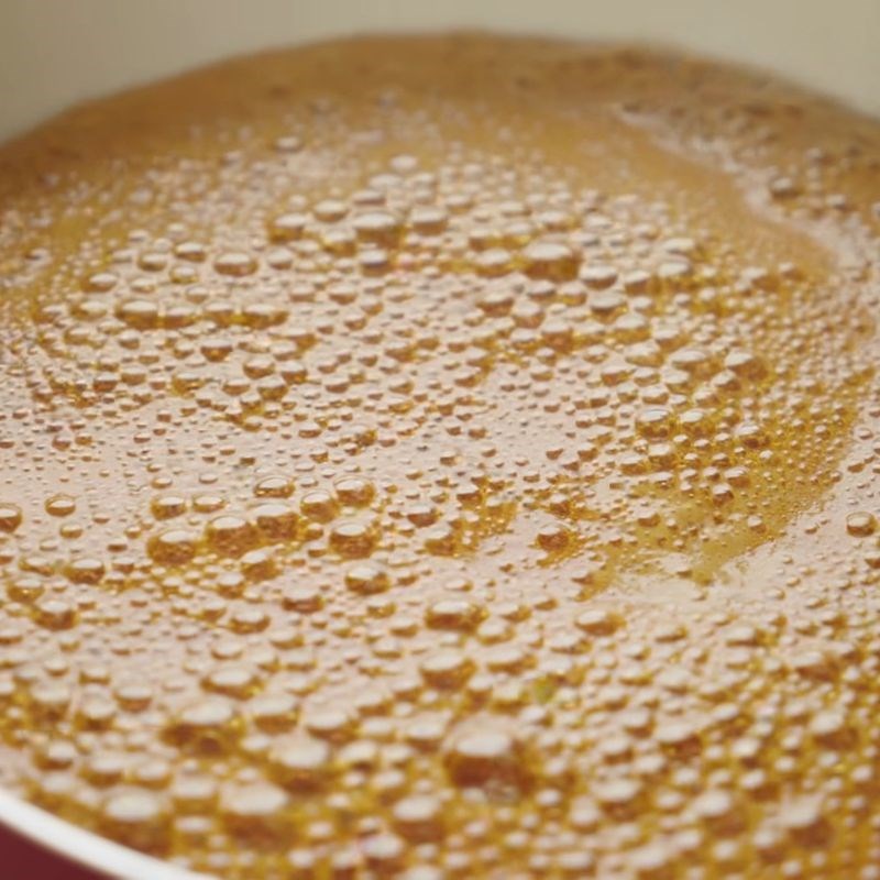 Bước 2 Cho nước dừa vào Nước màu kho cá