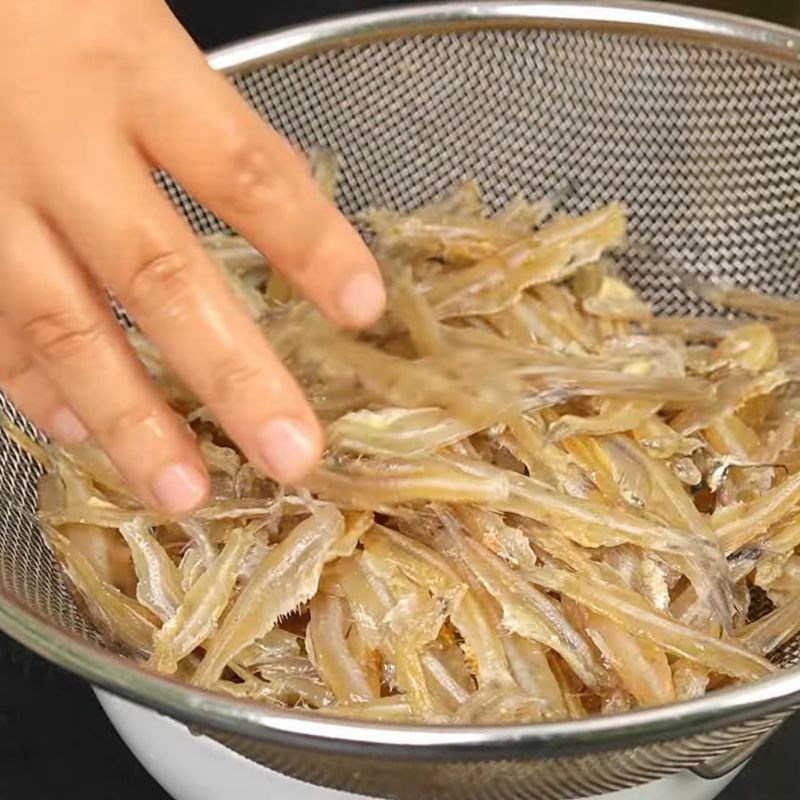 Bước 1 Chuẩn bị cá cơm khô Cá cơm rim lạc