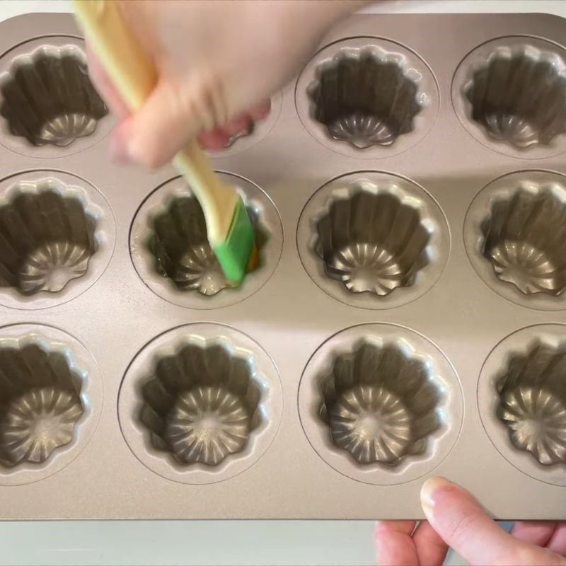 Bước 4 Chuẩn bị khuôn và đổ bánh Bánh Canele