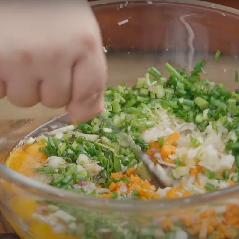 Bước 2 Đánh trứng Trứng chiên nấm kim châm