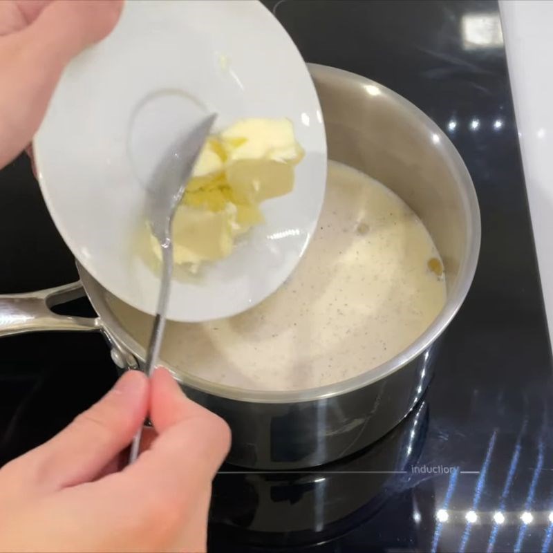 Bước 1 Đun sữa và làm tan bơ Bánh Canele