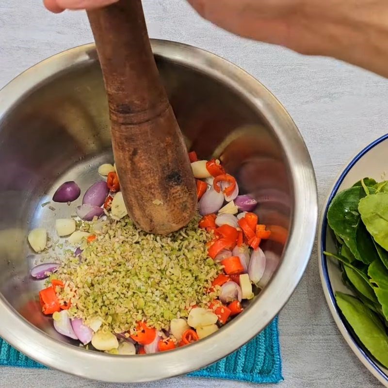 Bước 2 Giã tỏi, ớt, hành tím và sả Cá khô giã ớt