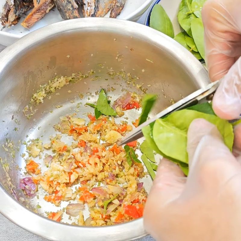 Bước 2 Giã tỏi, ớt, hành tím và sả Cá khô giã ớt