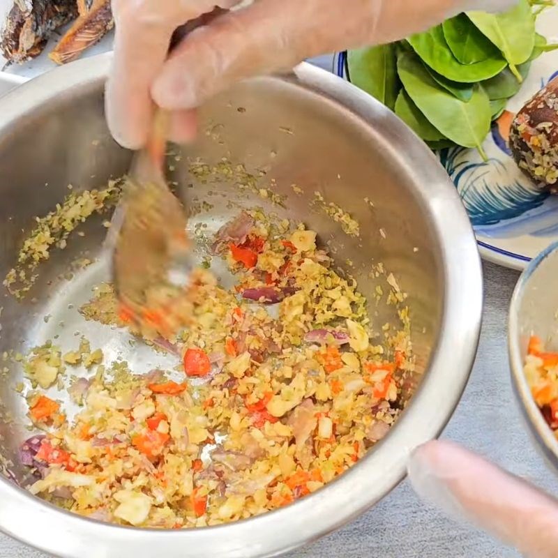 Bước 2 Giã tỏi, ớt, hành tím và sả Cá khô giã ớt