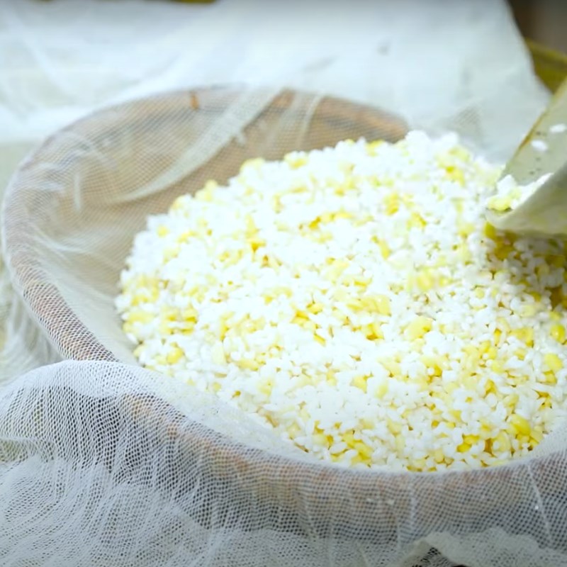 Bước 2 Hấp xôi lần 1 Xôi hoa cau (xôi đỗ xanh)