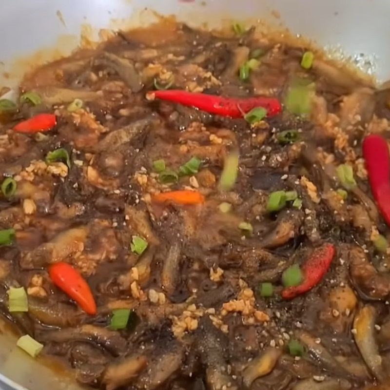 Bước 4 Hoàn thành Cá bống trứng kho tiêu
