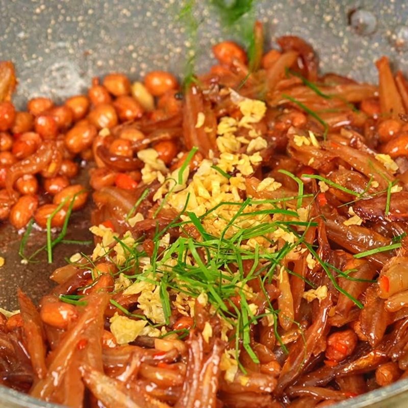 Bước 7 Hoàn thiện và thưởng thức Cá cơm rim lạc