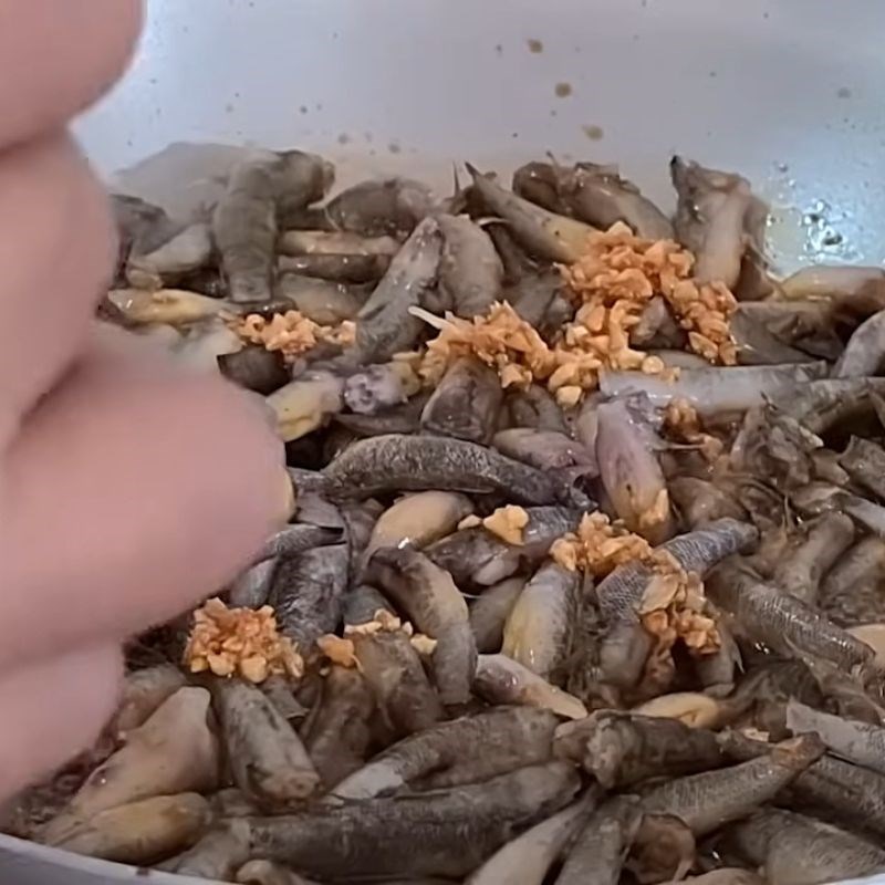 Bước 3 Kho cá Cá bống trứng kho tiêu