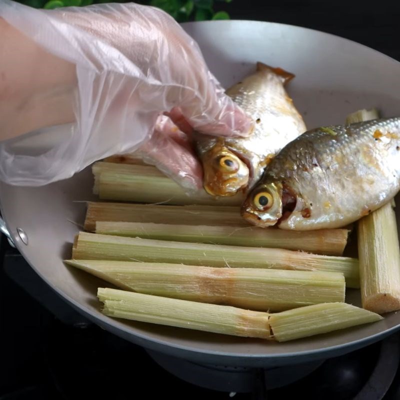 Bước 3 Kho cá Cá he kho mía