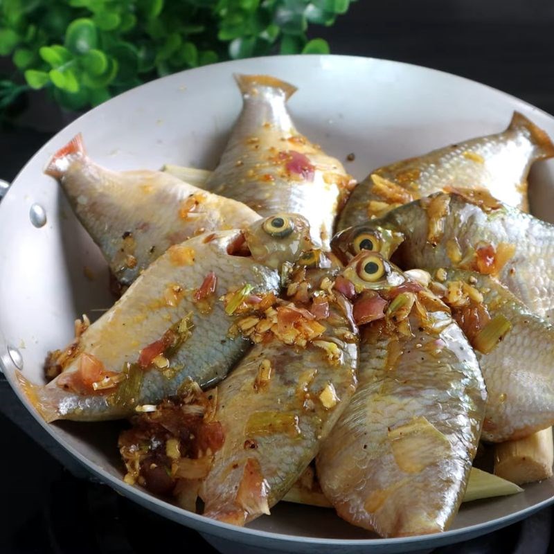 Bước 3 Kho cá Cá he kho mía