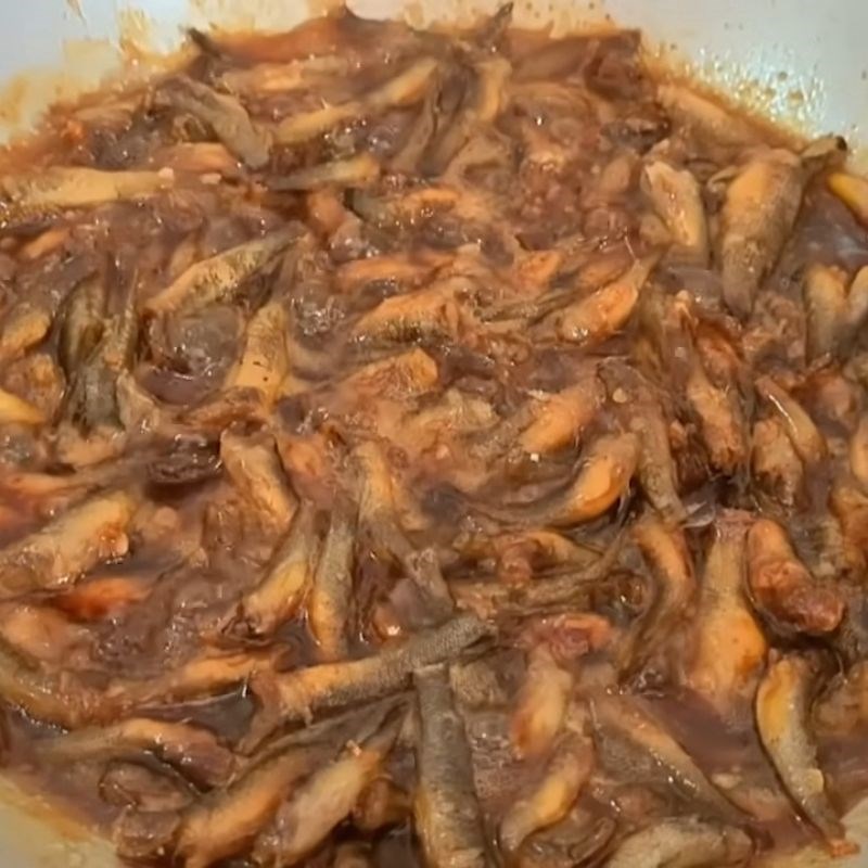 Bước 3 Kho cá Cá bống trứng kho tiêu