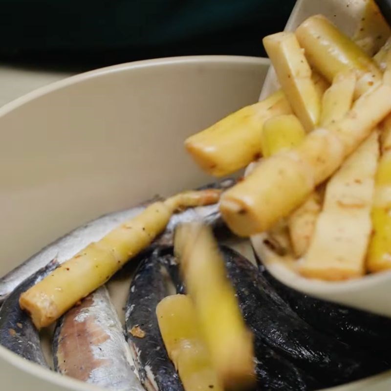 Bước 3 Kho cá nục và măng Xôi măng