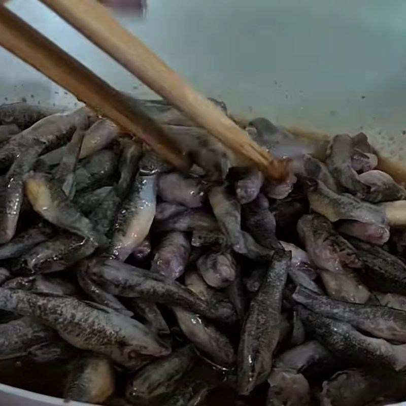 Bước 3 Kho cá Cá bống trứng kho tiêu