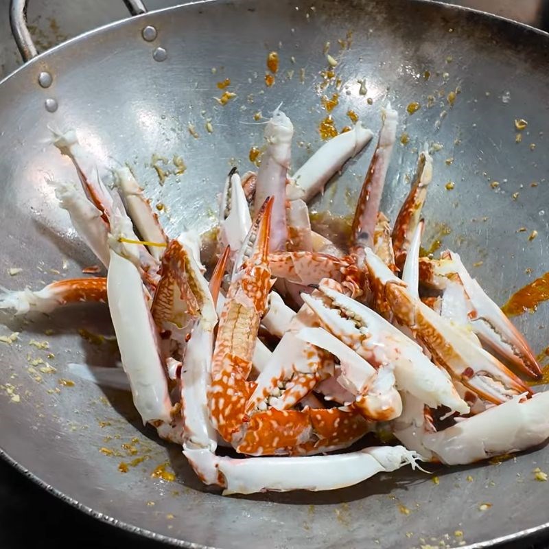 Bước 3 Làm càng ghẹ cháy tỏi Càng ghẹ cháy tỏi
