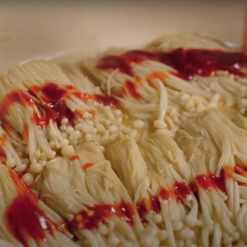 Bước 3 Làm nấm kim châm sốt cay Nấm kim châm sốt cay