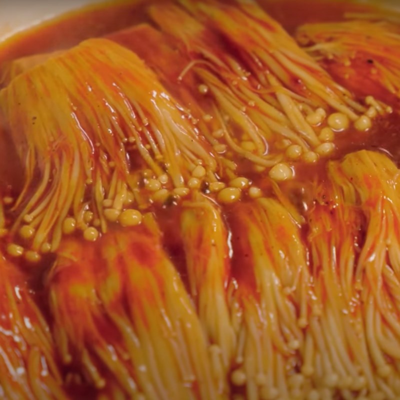 Bước 3 Làm nấm kim châm sốt cay Nấm kim châm sốt cay