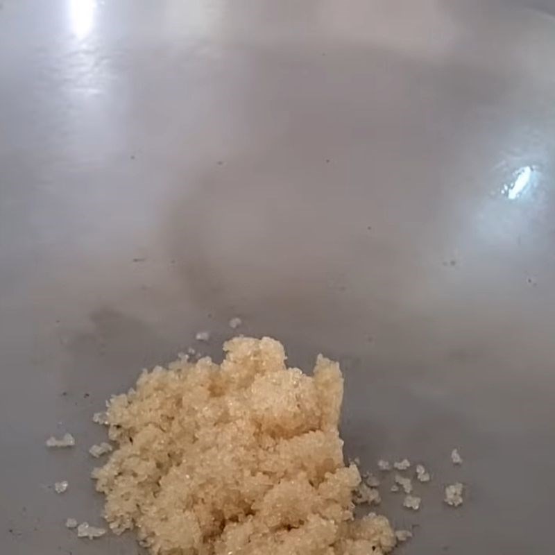 Bước 2 Làm nước màu Cá bống trứng kho tiêu