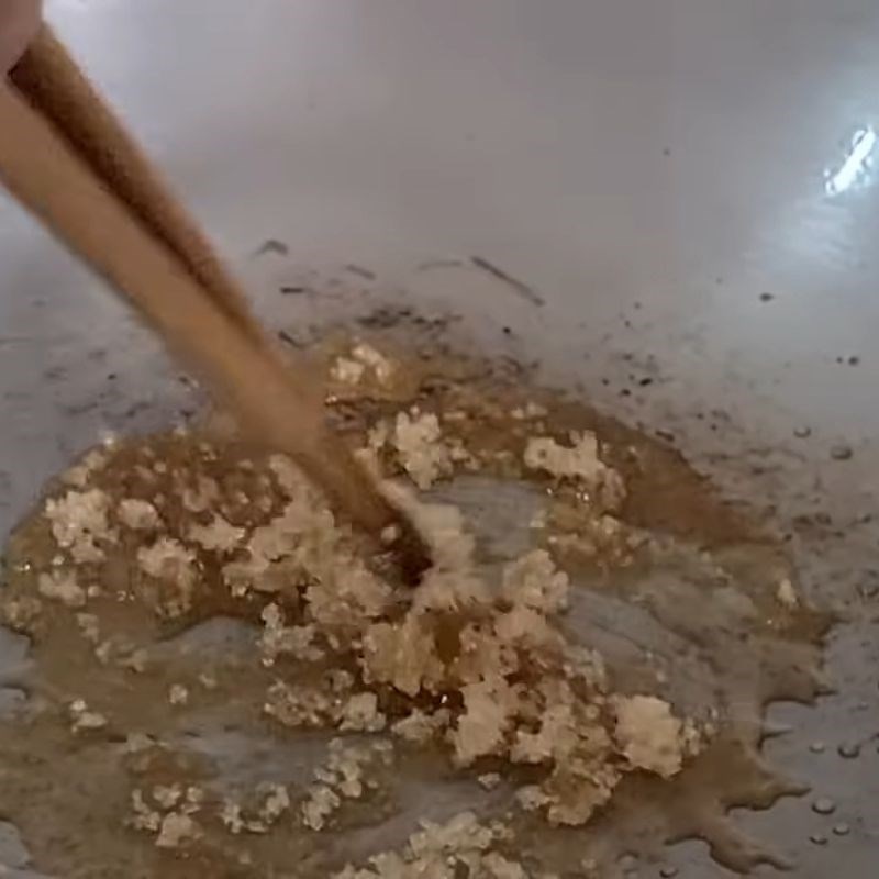 Bước 2 Làm nước màu Cá bống trứng kho tiêu