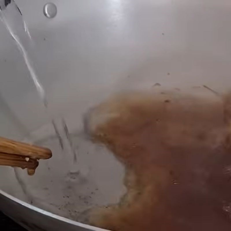 Bước 2 Làm nước màu Cá bống trứng kho tiêu