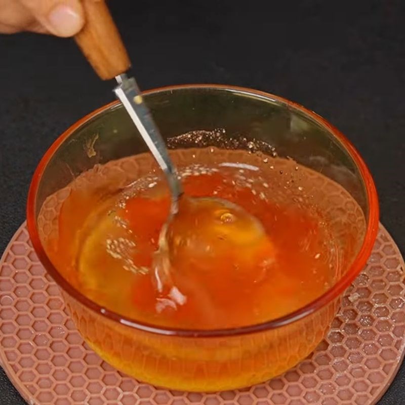 Bước 5 Làm nước sốt Cá cơm rim lạc