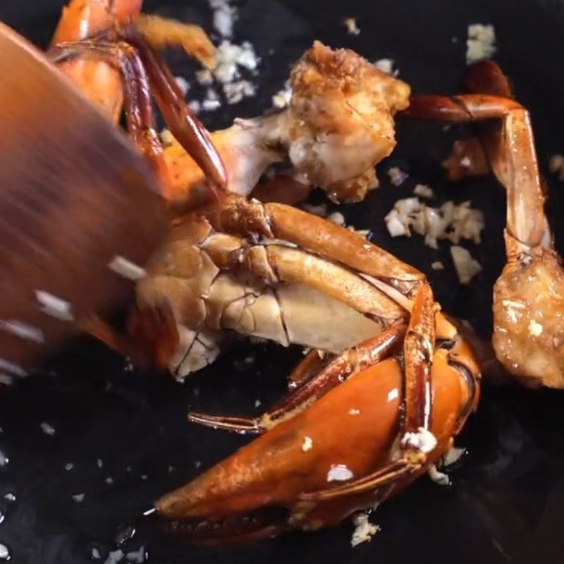 Bước 2 Làm sốt trứng muối Cách làm cua sốt trứng muối chấm bánh mì