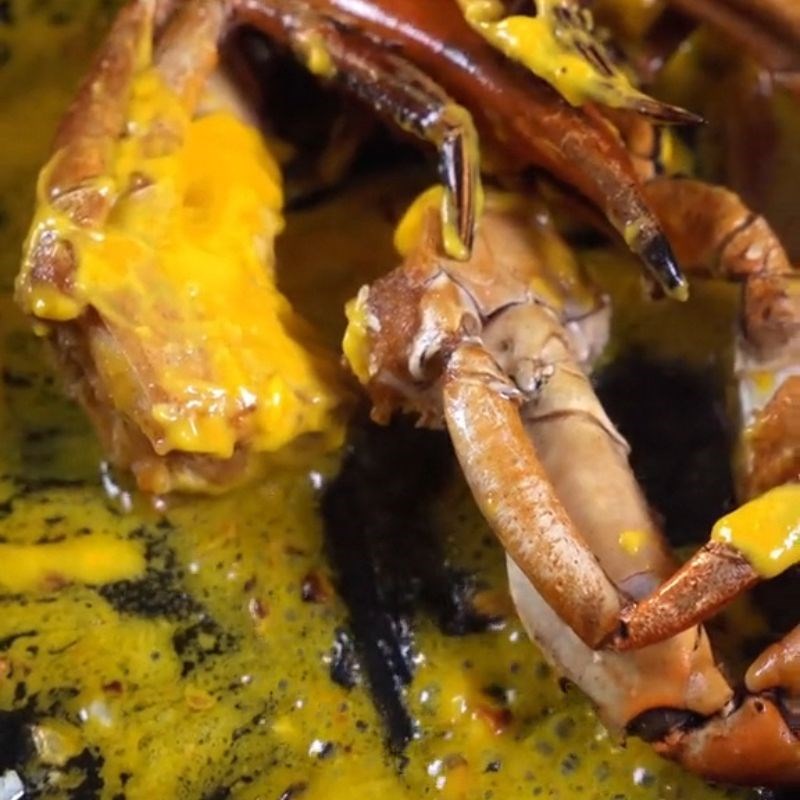 Bước 2 Làm sốt trứng muối Cách làm cua sốt trứng muối chấm bánh mì