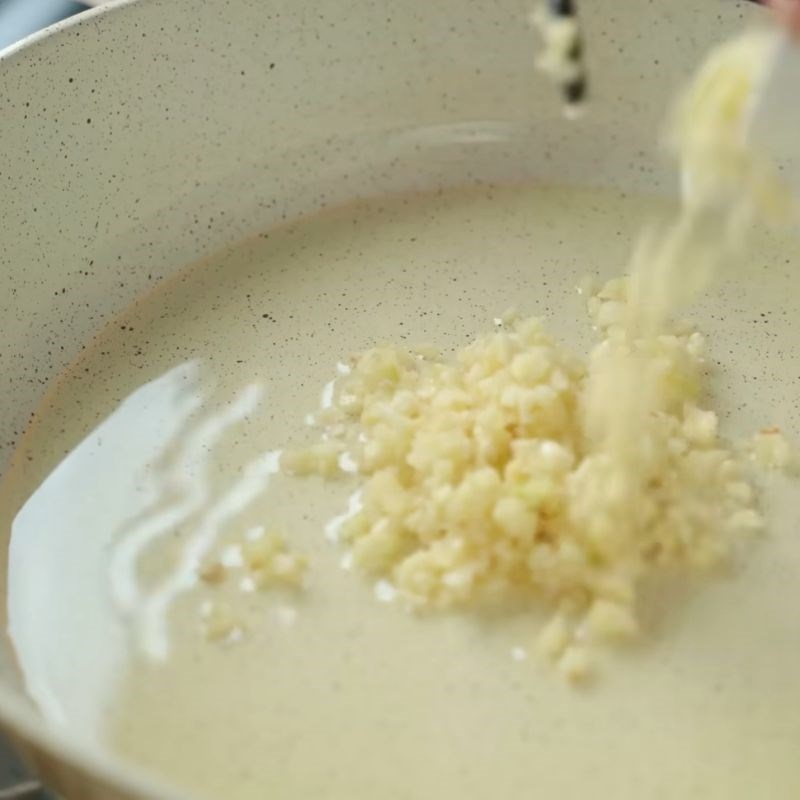 Bước 2 Làm tỏi phi Cá cơm sấy giòn