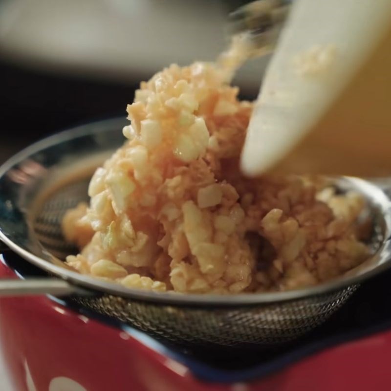 Bước 2 Làm tỏi phi Cá cơm sấy giòn