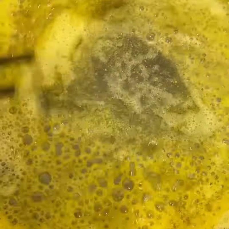 Bước 2 Làm tỏi phi Tôm sốt bơ tỏi chấm bánh mì