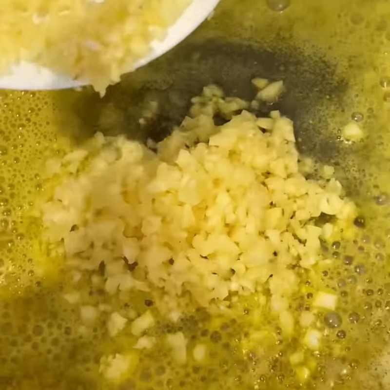 Bước 2 Làm tỏi phi Tôm sốt bơ tỏi chấm bánh mì