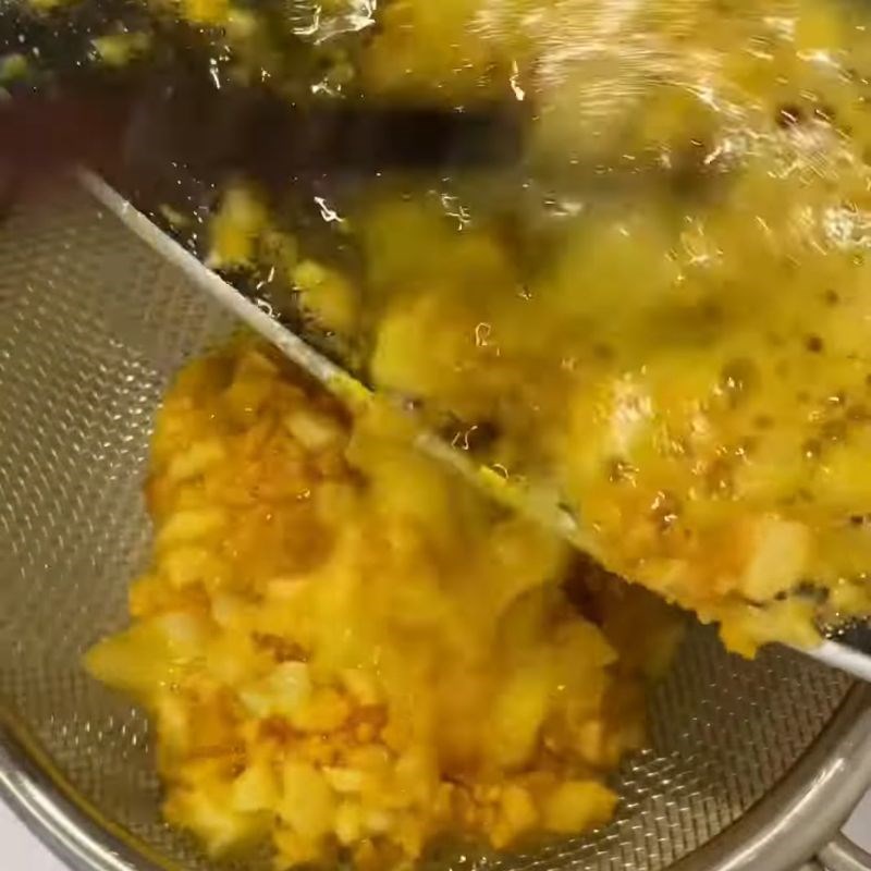 Bước 2 Làm tỏi phi Tôm sốt bơ tỏi chấm bánh mì