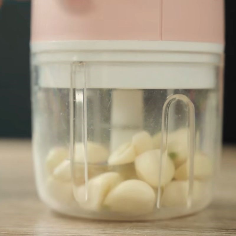 Bước 2 Làm tỏi phi Cá cơm sấy giòn