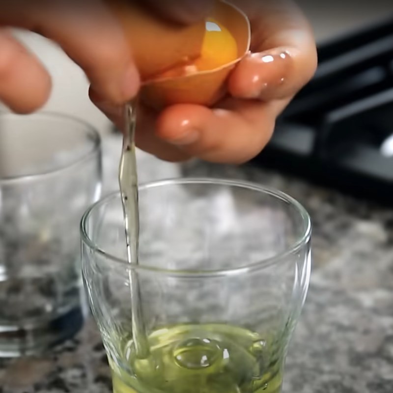 Bước 3 Làm trứng sợi trang trí Canh sủi cảo