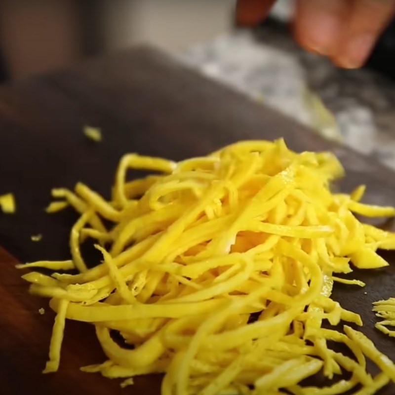 Bước 3 Làm trứng sợi trang trí Canh sủi cảo