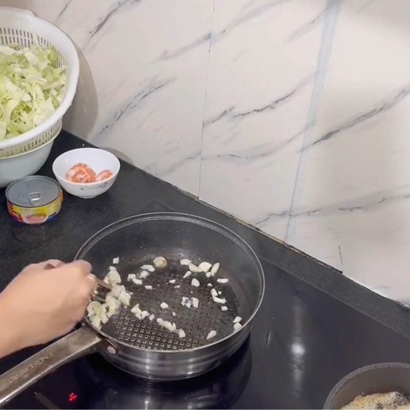 Bước 2 Làn bắp cải xào thịt hộp Bắp cải xào thịt hộp
