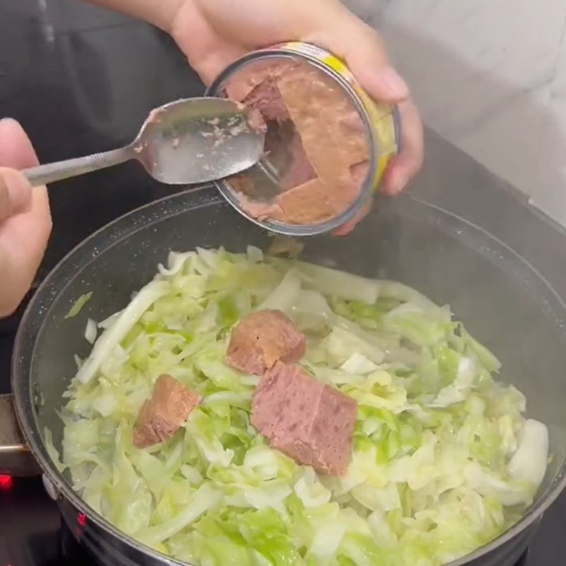 Bước 2 Làn bắp cải xào thịt hộp Bắp cải xào thịt hộp