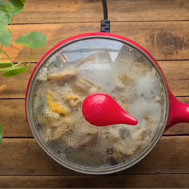 Bước 1 Luộc chân vịt rút xương Chân vịt sốt thái