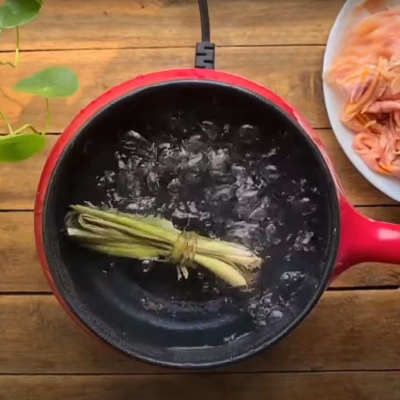 Bước 1 Luộc chân vịt rút xương Chân vịt sốt thái