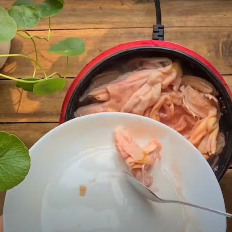 Bước 1 Luộc chân vịt rút xương Chân vịt sốt thái