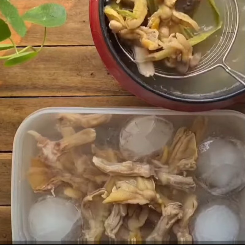 Bước 1 Luộc chân vịt rút xương Chân vịt sốt thái