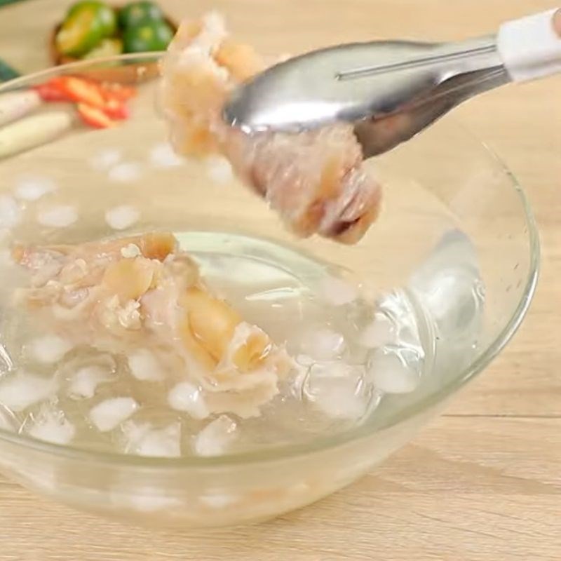 Bước 3 Luộc gân bò Gân bò ngâm sả tắc