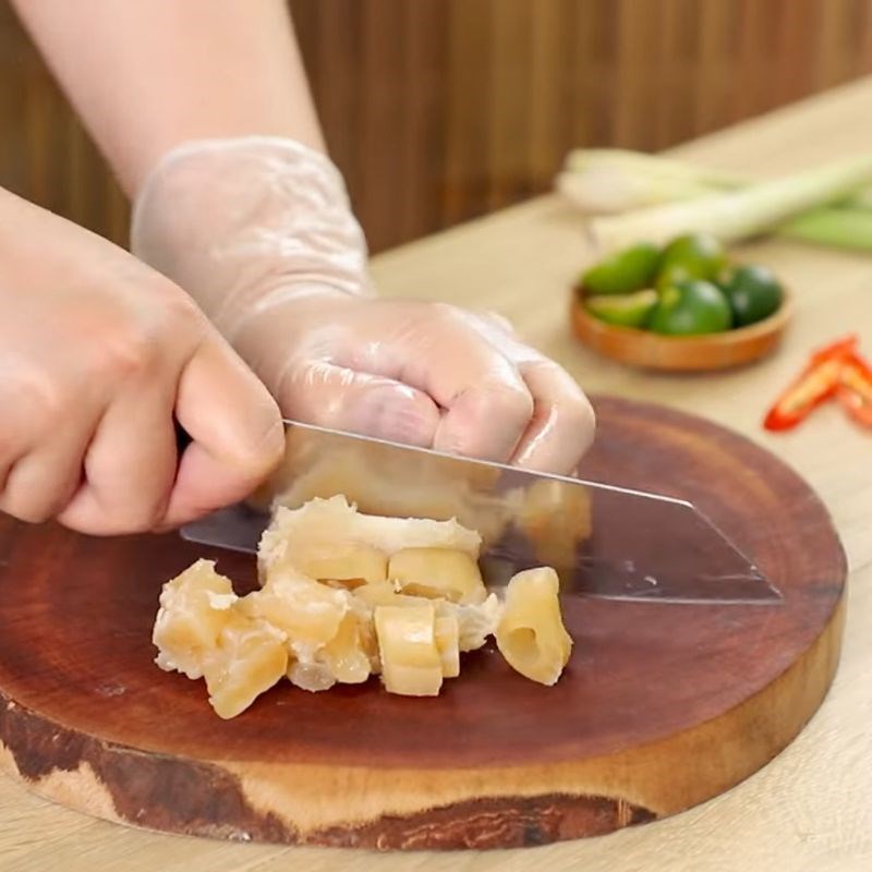 Bước 3 Luộc gân bò Gân bò ngâm sả tắc