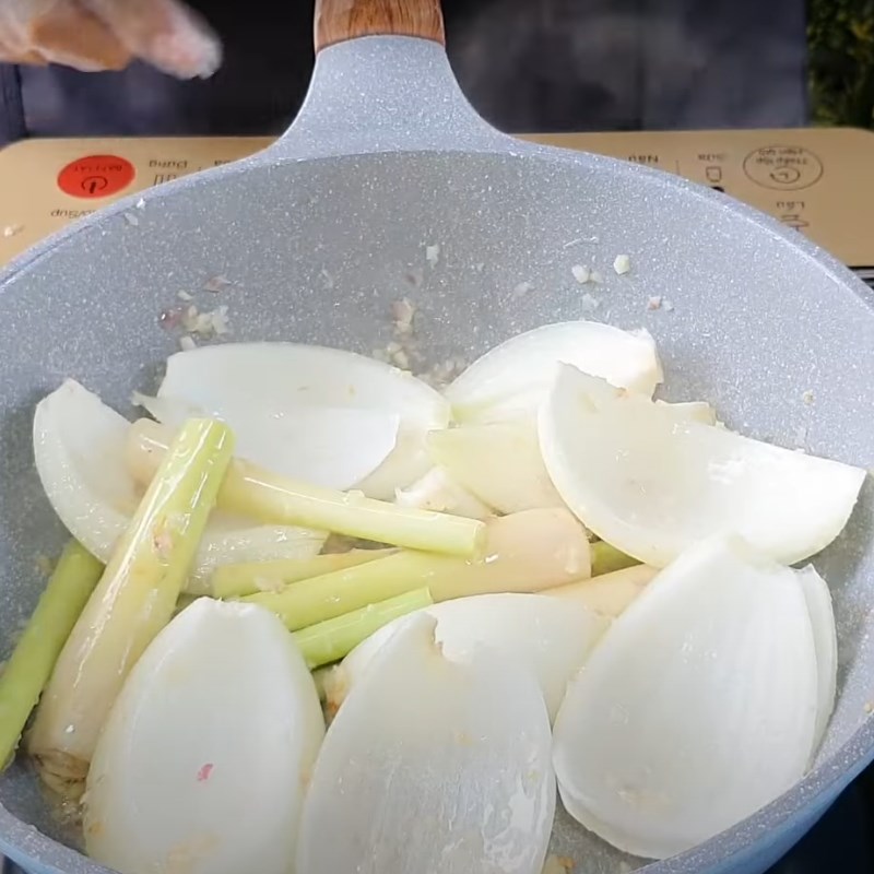 Bước 1 Nấu nước dùng Lẩu cá tầm Sapa