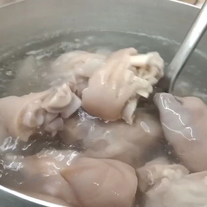 Bước 3 Nấu nước dùng Chân giò hầm nấm đông cô có táo đỏ