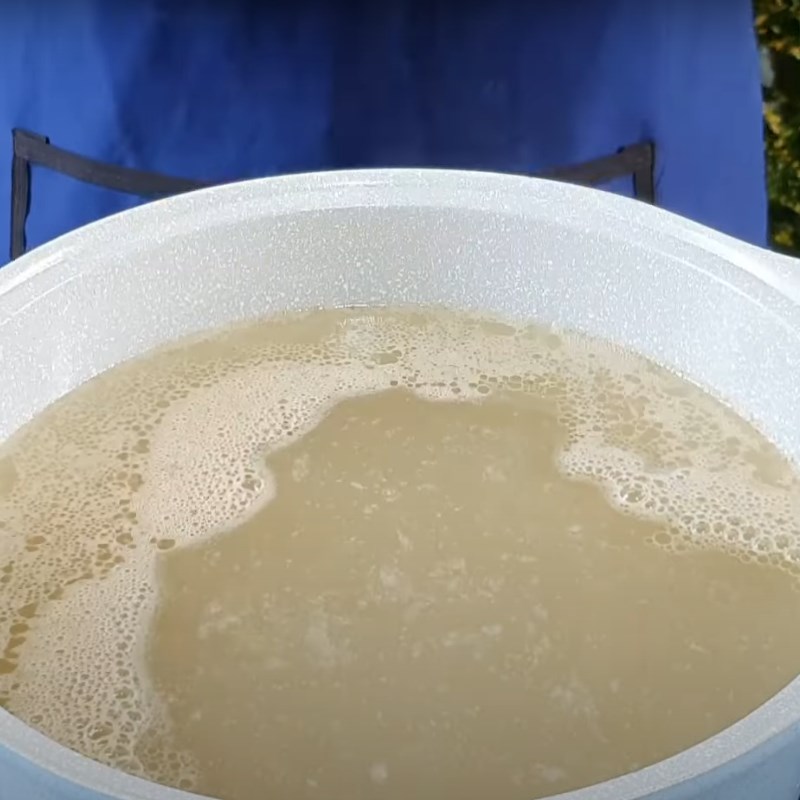 Bước 3 Nấu nước lẩu Lẩu cá tầm Sapa