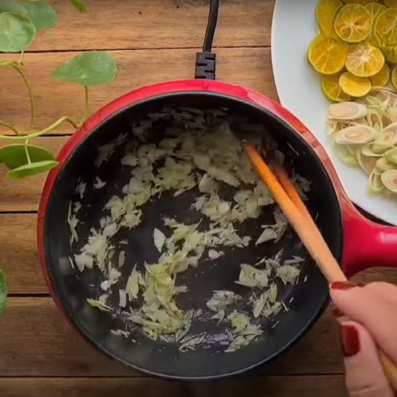 Bước 3 Nấu nước sốt Chân vịt sốt thái