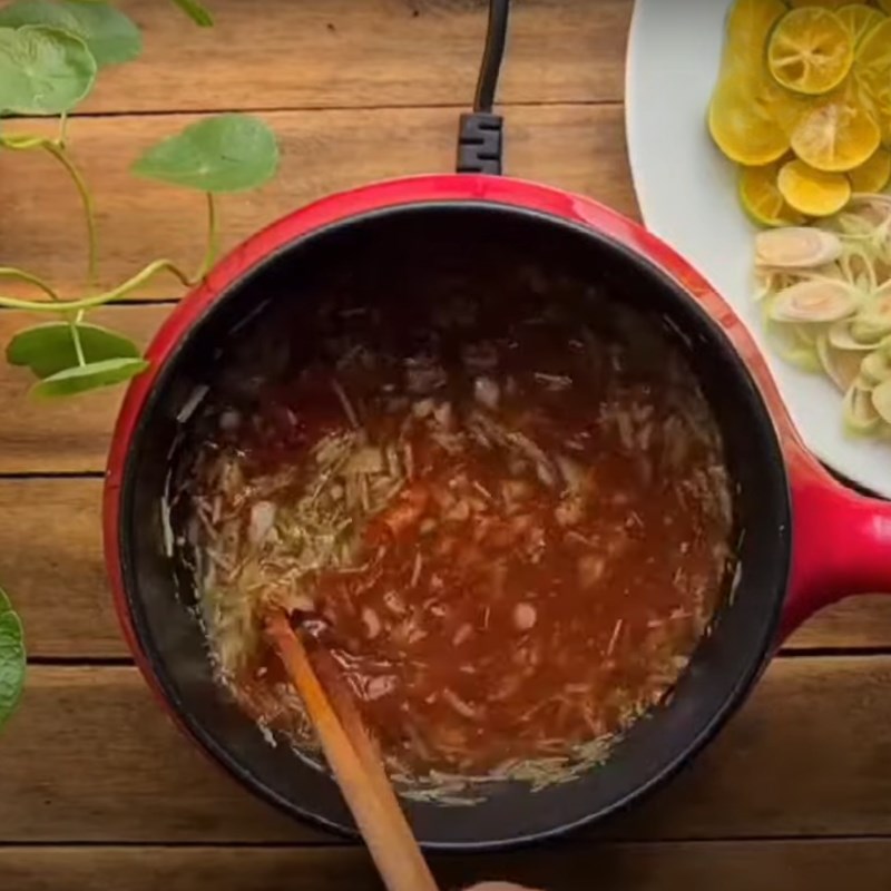 Bước 3 Nấu nước sốt Chân vịt sốt thái