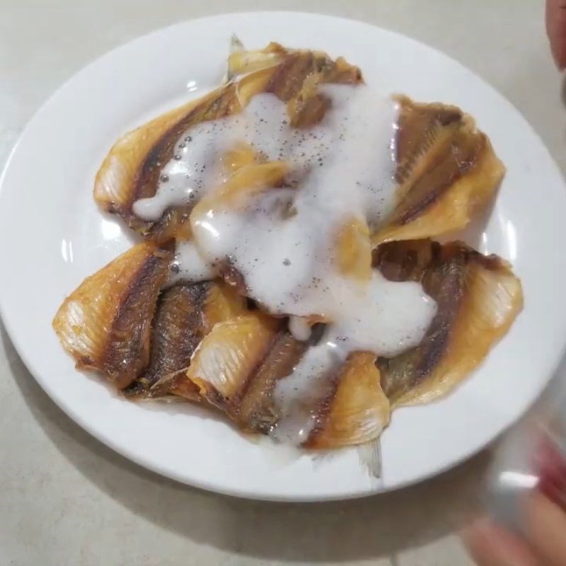 Bước 1 Ngâm cá chỉ vàng bằng bia Cá chỉ vàng nướng